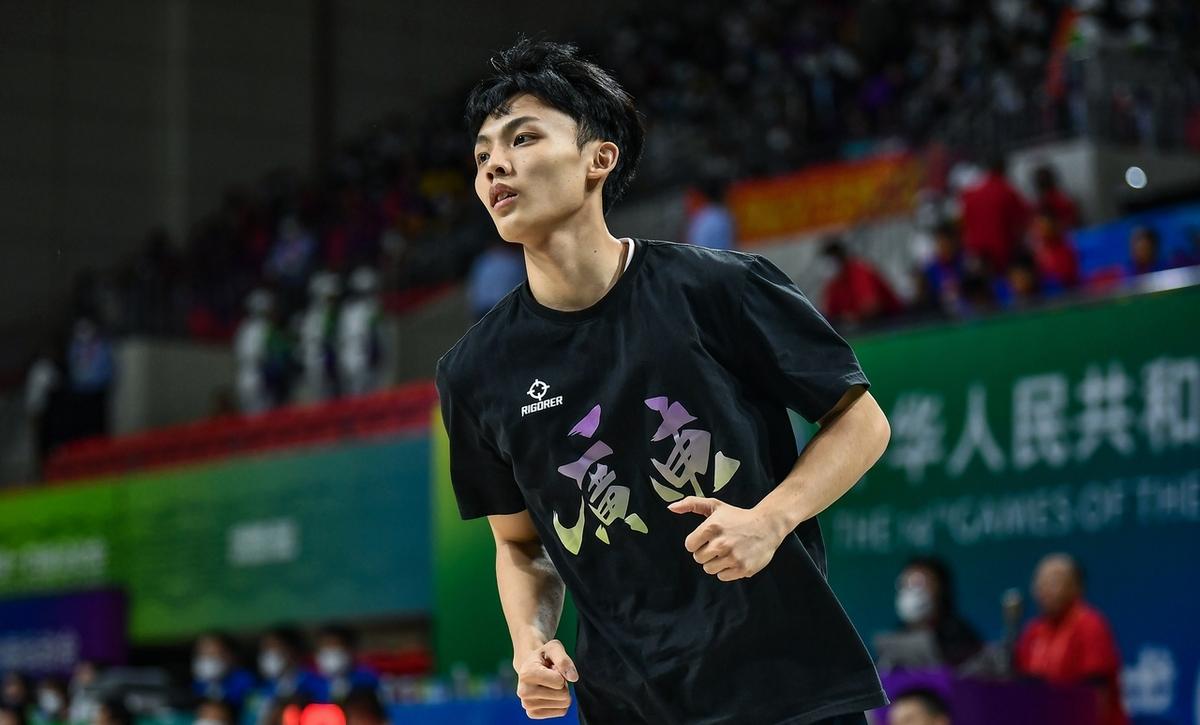 九游体育-Karsa意外战胜湖人，出色防守引爆全场！